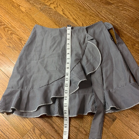 Vestidos Pinstripe Ruffle Wrap Mini Skirt - Black & White - Size S - Picture 5 of 6